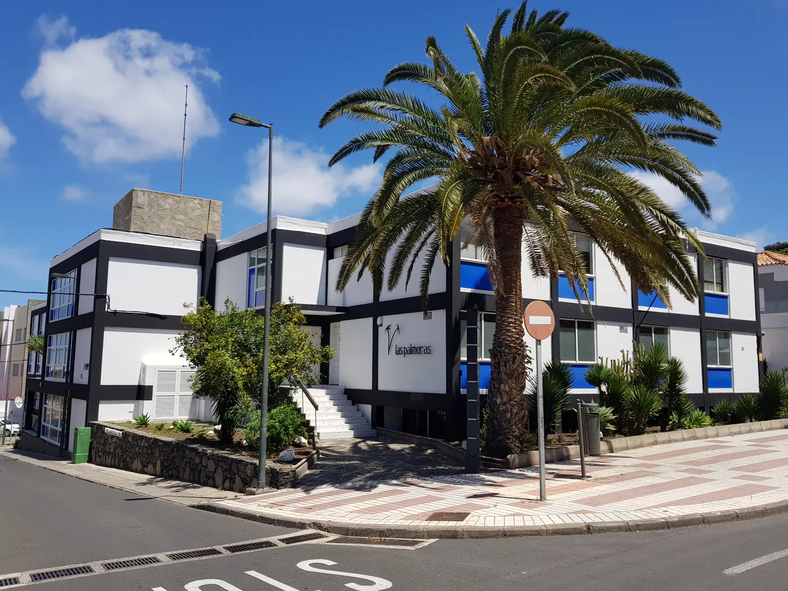 Fachada principal del Centro de Negocios Las Palmeras