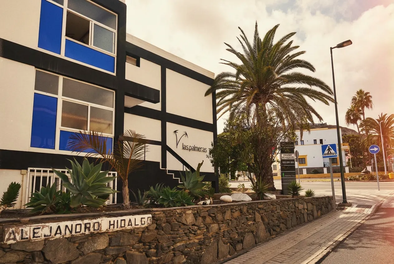 Edificio Las Palmeras en Calle Alejandro Hidalgo, fotografía con estética de los años 50