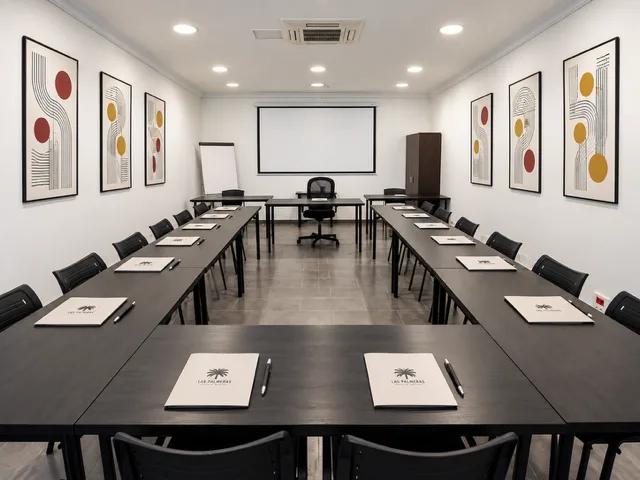 Formación con pantalla de proyección